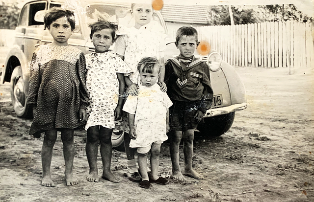 Se sestřenicemi a bratranci. Obec Kalančak, polovina 50. let zdroj: Osobní archiv pamětnice (Valentina Nikiruj)